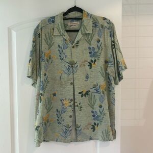 Beautiful print Tommy Bahama original fit button down
